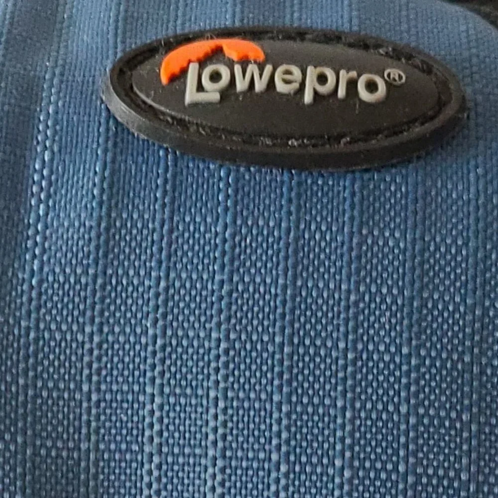 LOWEPRO RIDGE 10- DIGITAL CAMERA CASE ARTIC BLUE/BLACK WITH STRAP